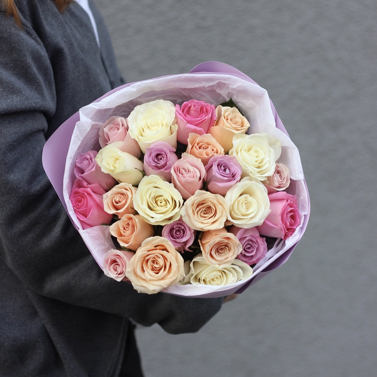 Нежный микс из 25 роз